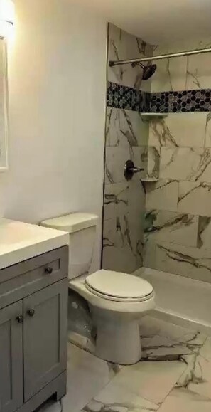 シャワー付き浴槽、ジェットバス、ヘアドライヤー、ビデ