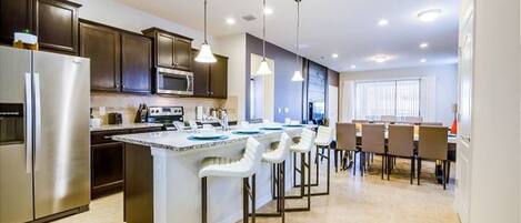 Refrigerador, microondas, horno y parrilla de estufa