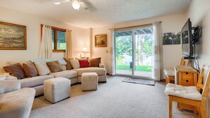 Living area - Keuka Pines Compound: Bring the entire family and enjoy beautiful Keuka Lake (Branchport)