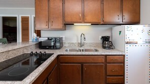 ثلاجة، ميكروويف، موقد طهي مسطح، ماكينة لصنع القهوة/الشاي