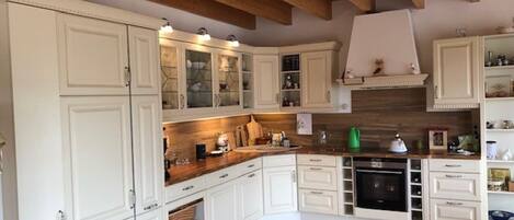 Kühlschrank, Ofen, Herdplatte, Geschirrspüler