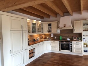 Fridge, oven, stovetop, dishwasher - Apartment Haus Leenja with Mountain View, Sauna, Garden (Beverungen)