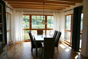 Dining - Apartment Haus Leenja with Mountain View, Sauna, Garden (Beverungen)