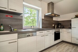 Kylskåp, ugn, spishäll och diskmaskin