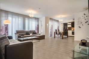 Una sala de estar moderna con un sofá, una mesa de centro y un comedor.