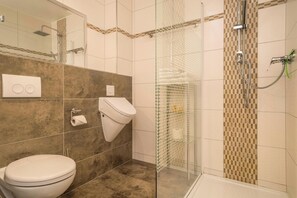 Douche, sèche-cheveux, serviettes fournies