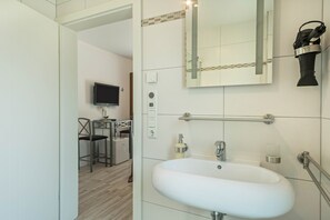 Regadera, secadora de cabello, toallas 