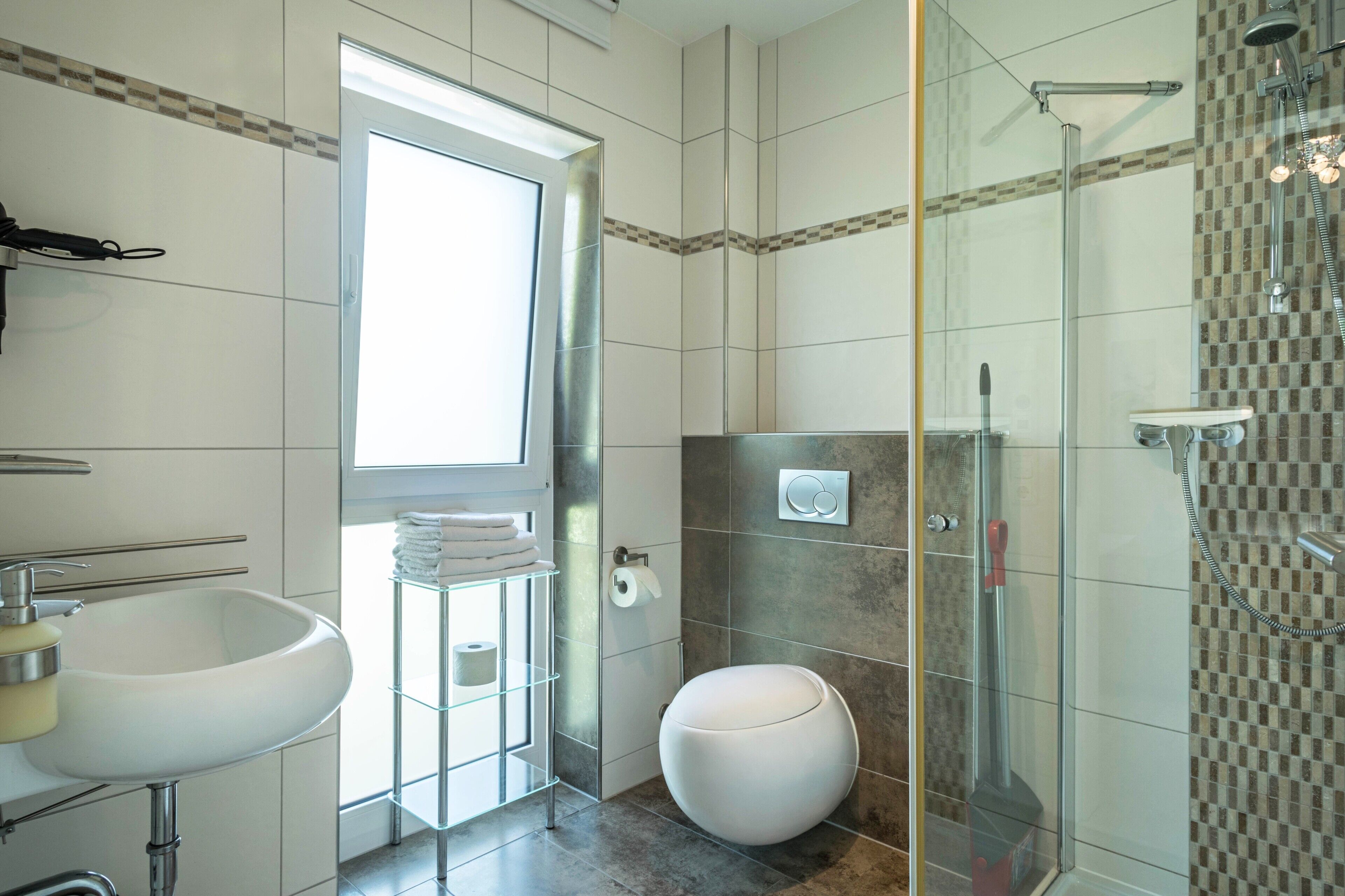 Shower, hair dryer, towels