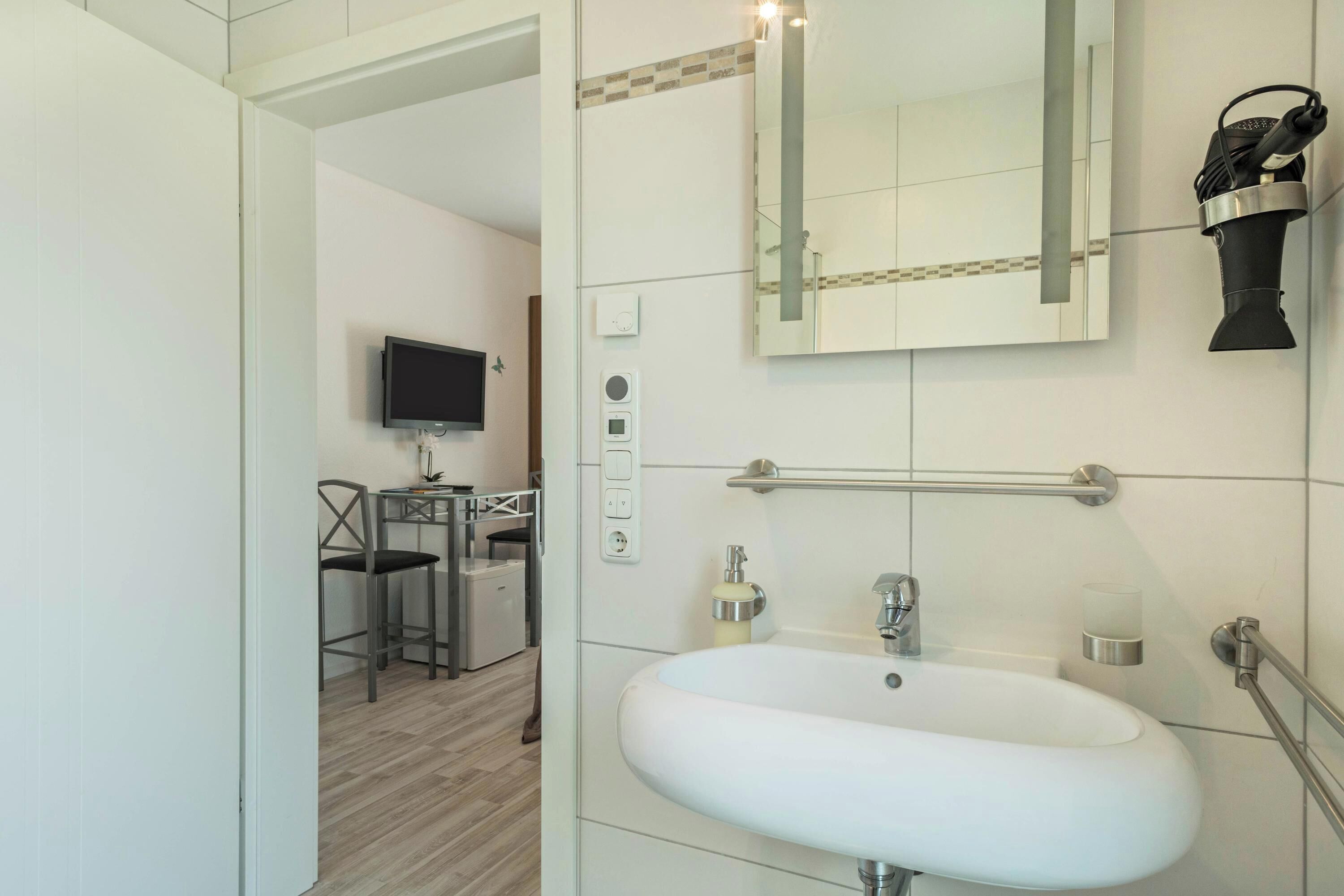 Regadera, secadora de cabello, toallas 