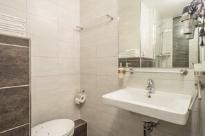 Een douche, gratis toiletartikelen, een haardroger, handdoeken