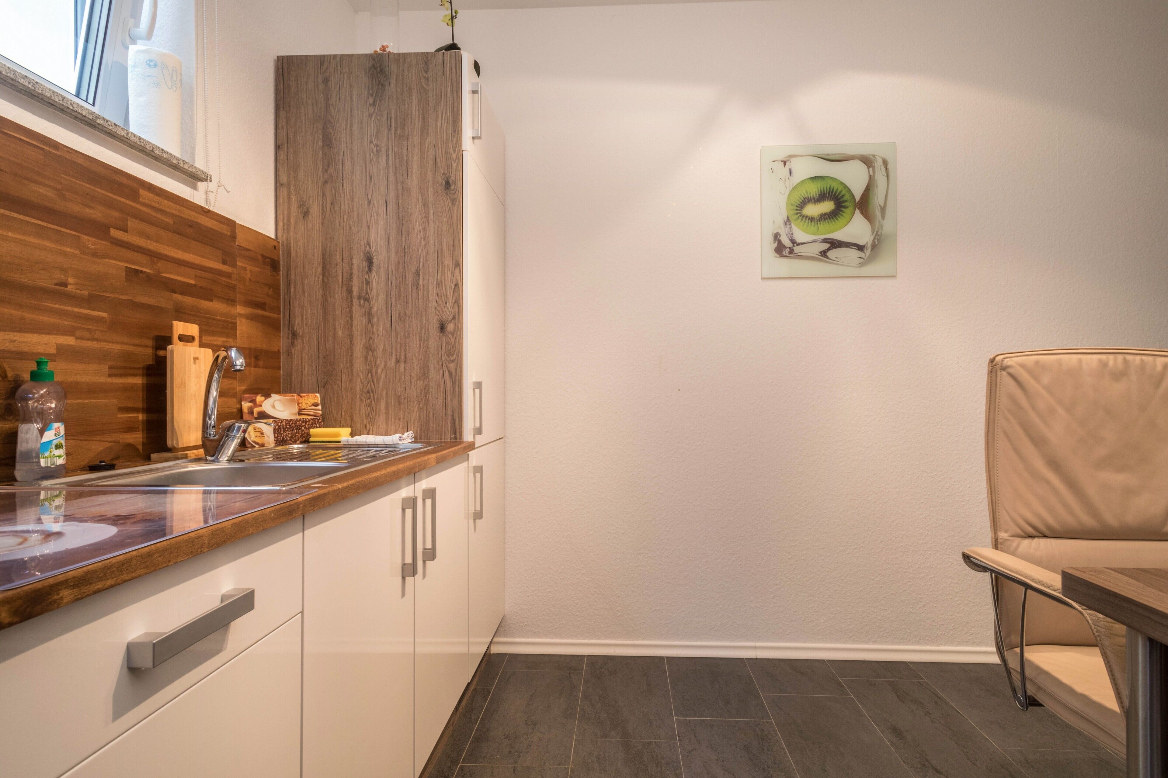 Kühlschrank, Ofen, Herdplatte, Wasserkocher mit Kaffee-/Teezubehör