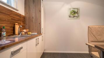 Kühlschrank, Ofen, Herdplatte, Wasserkocher mit Kaffee-/Teezubehör