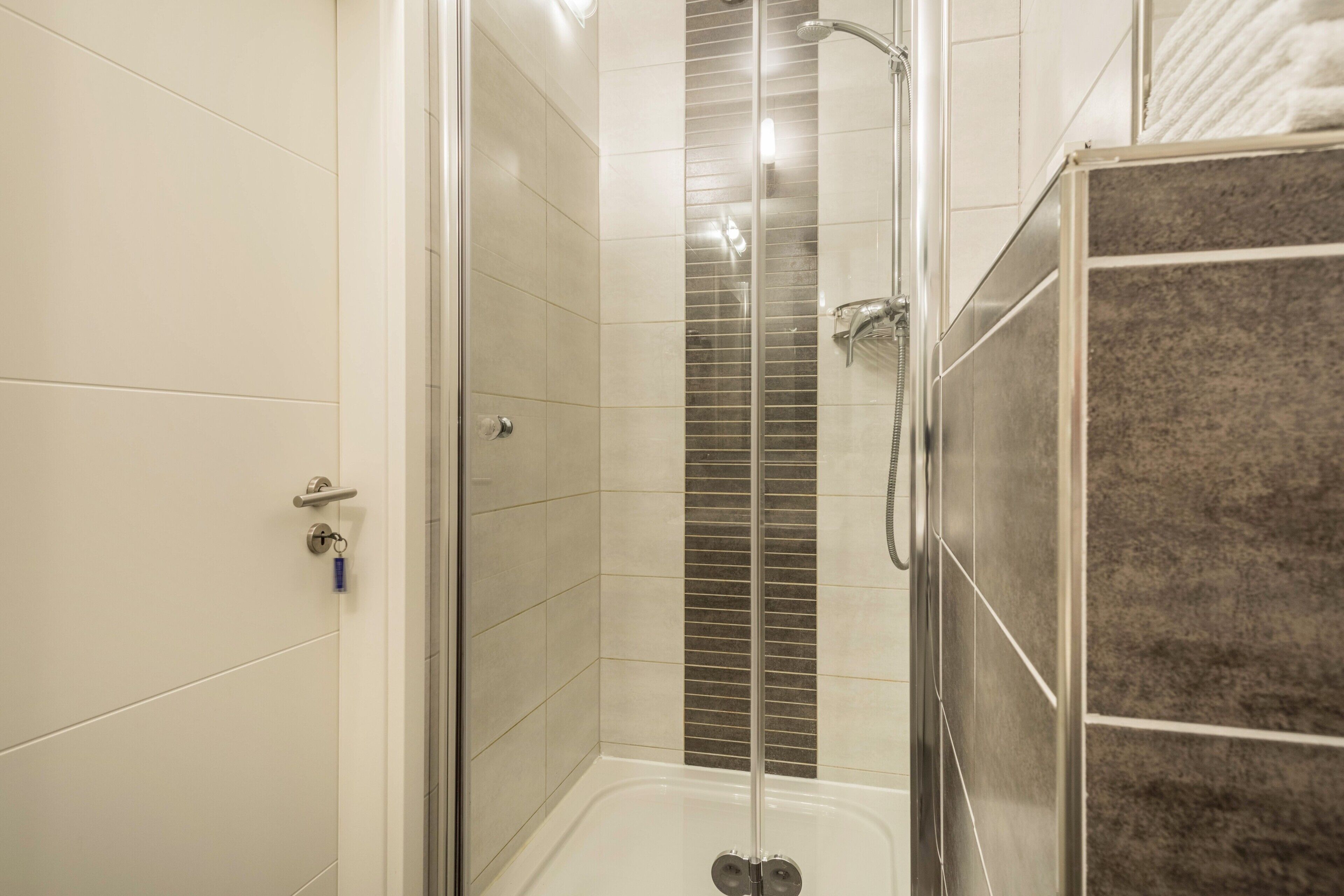 Dusche, kostenlose Toilettenartikel, Haartrockner, Handtücher