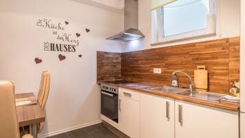 Kühlschrank, Ofen, Herdplatte, Wasserkocher mit Kaffee-/Teezubehör