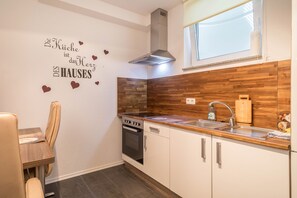 Fridge, oven, stovetop, coffee/tea maker - "Apartment für Zwei" near the shore of Lake Constance with Wi-Fi (Meersburg)