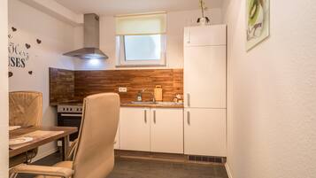 Fridge, oven, stovetop, coffee/tea maker