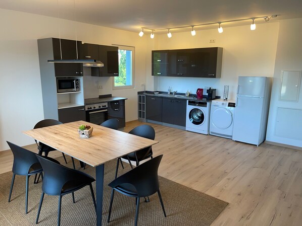 Jääkaappi, mikroaaltouuni, uuni, liesi