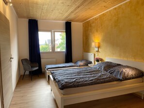 2 makuuhuonetta, silitysrauta/-lauta, ilmainen Wi-Fi, vuodevaatteet