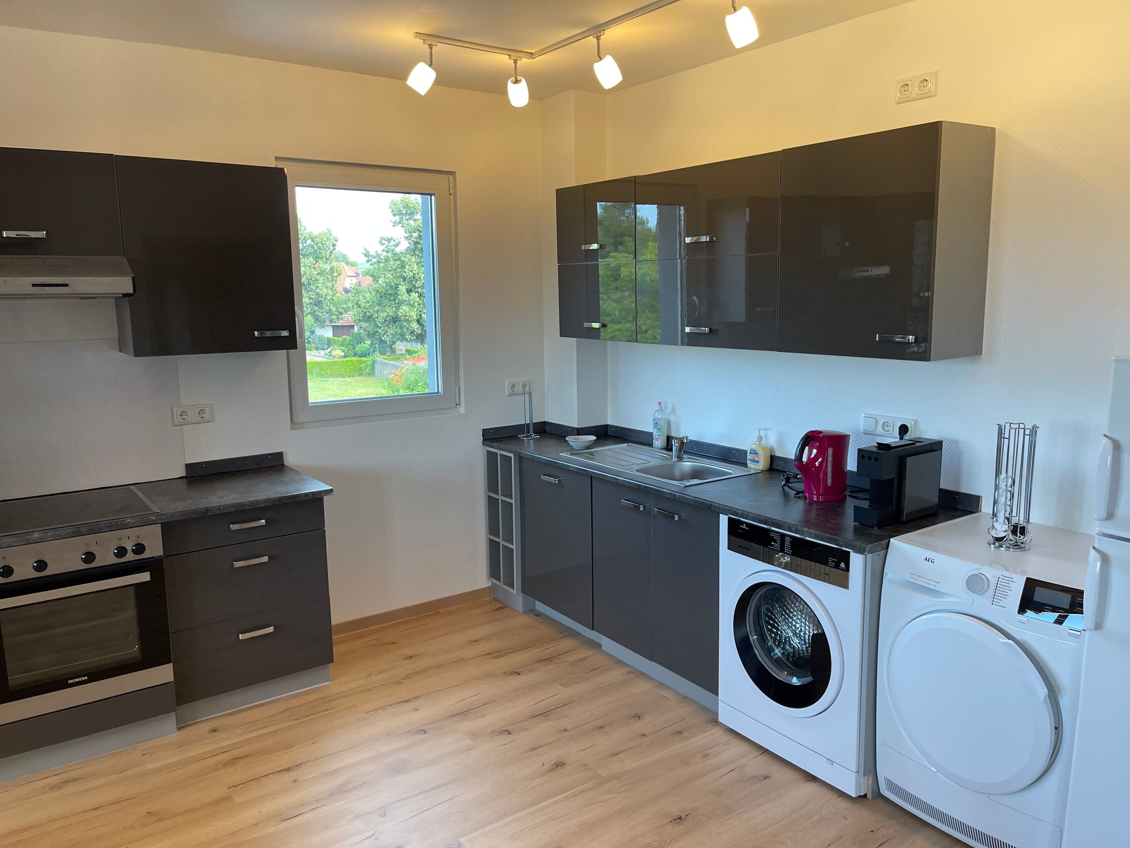 Refrigerador, microondas, horno y parrilla de estufa 