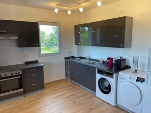 Jääkaappi, mikroaaltouuni, uuni, liesi