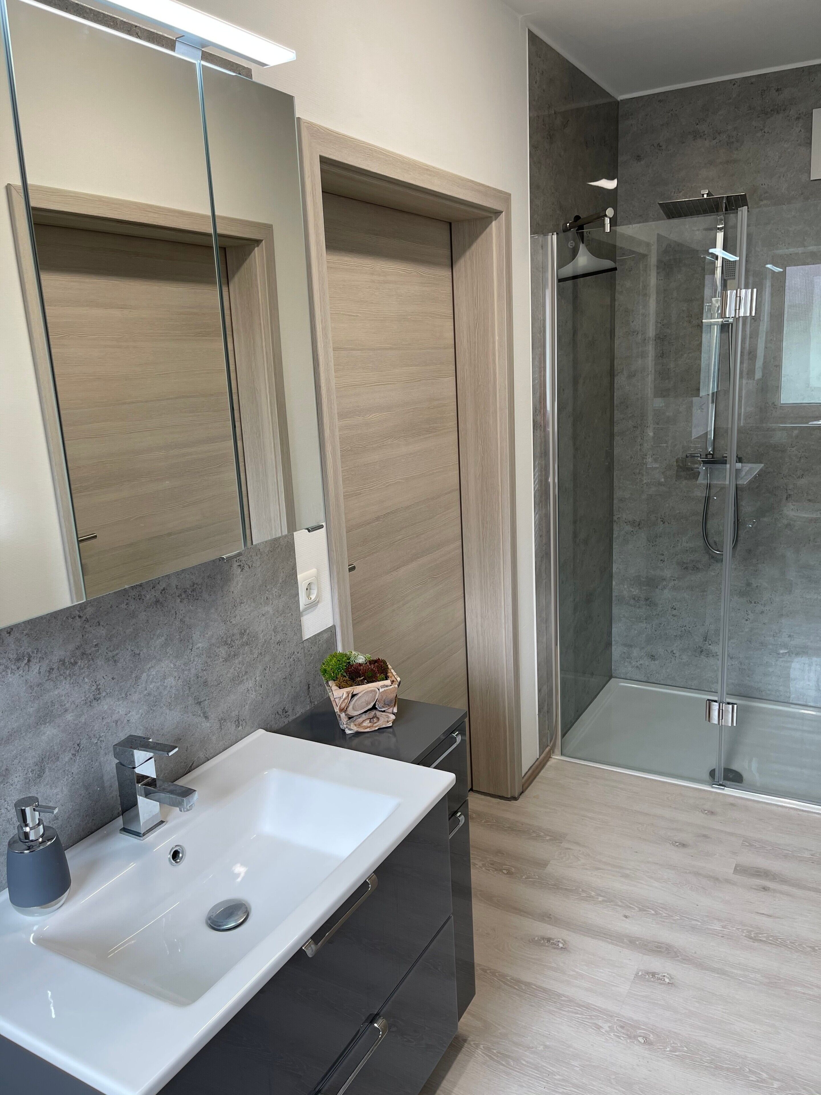 Banyera, assecador de cabells i tovalloles 