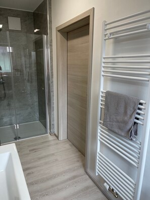 Bathtub, hair dryer, towels
