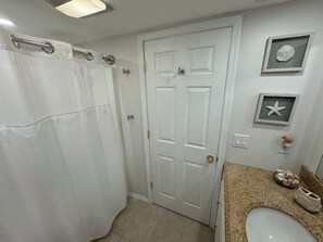Combined shower/bathtub, toilet paper