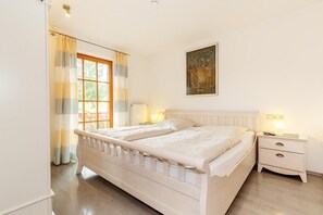 1 bedroom, bed sheets