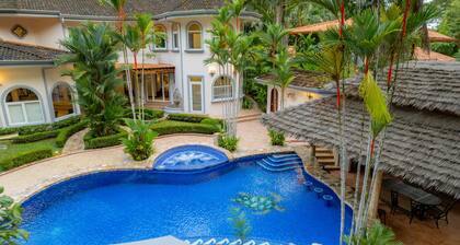 Harmon Estate 6 bdrs private pool in Los Suenos