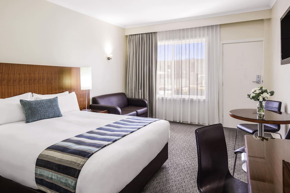 Egyptian cotton sheets, premium bedding, minibar, in-room safe