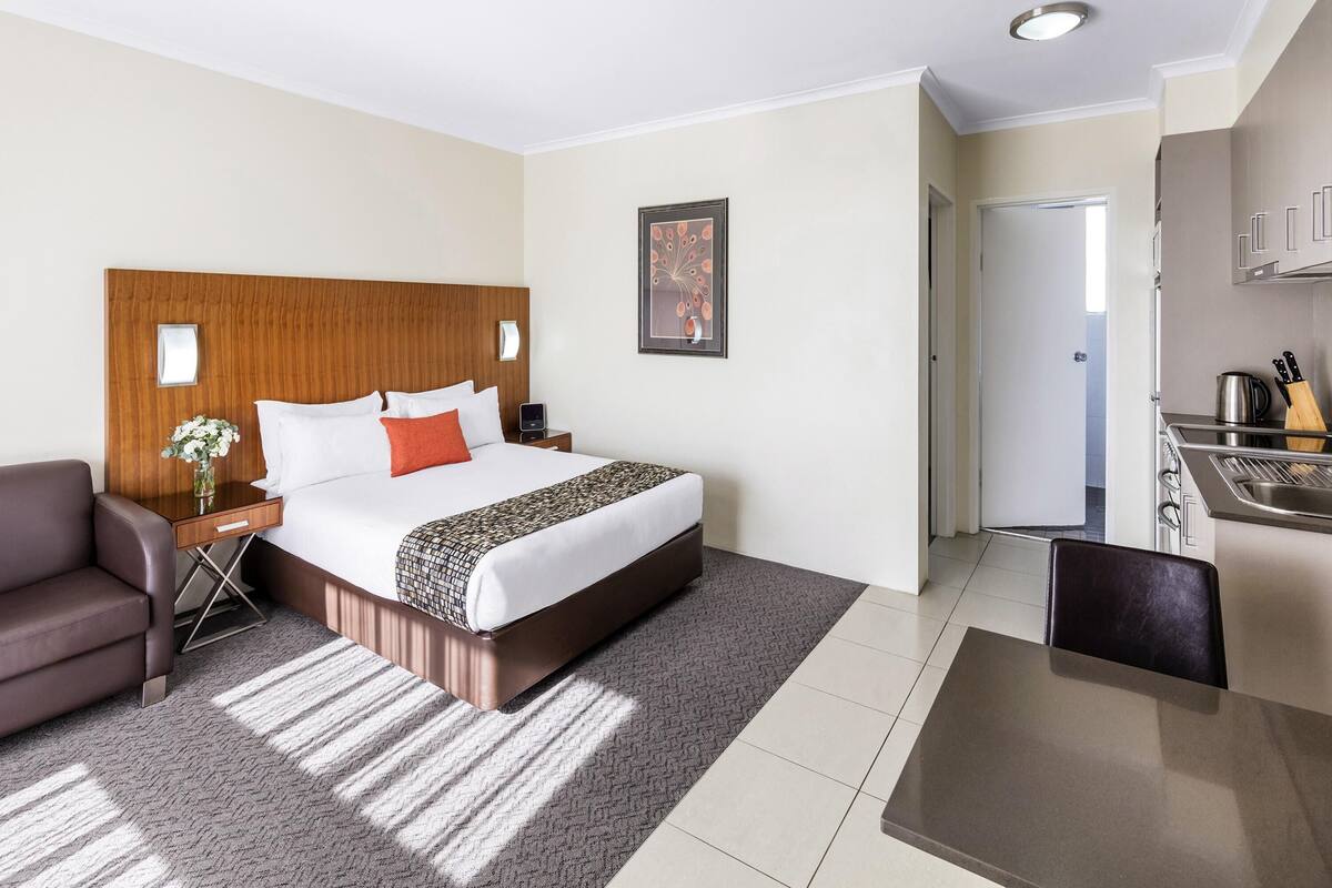 Egyptian cotton sheets, premium bedding, minibar, in-room safe