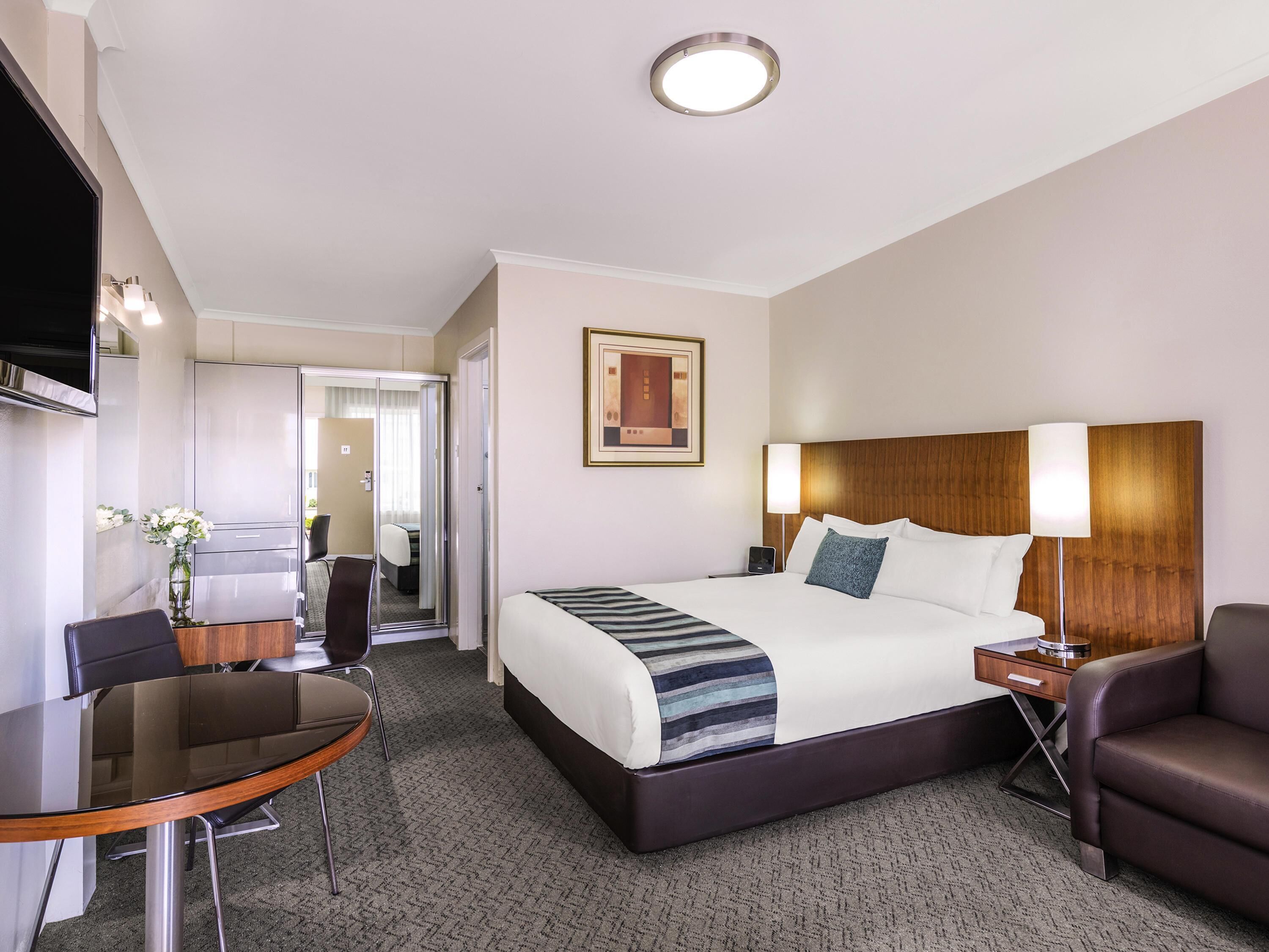 Standard Room, 1 Queen Bed | Egyptian cotton sheets, premium bedding, minibar, in-room safe