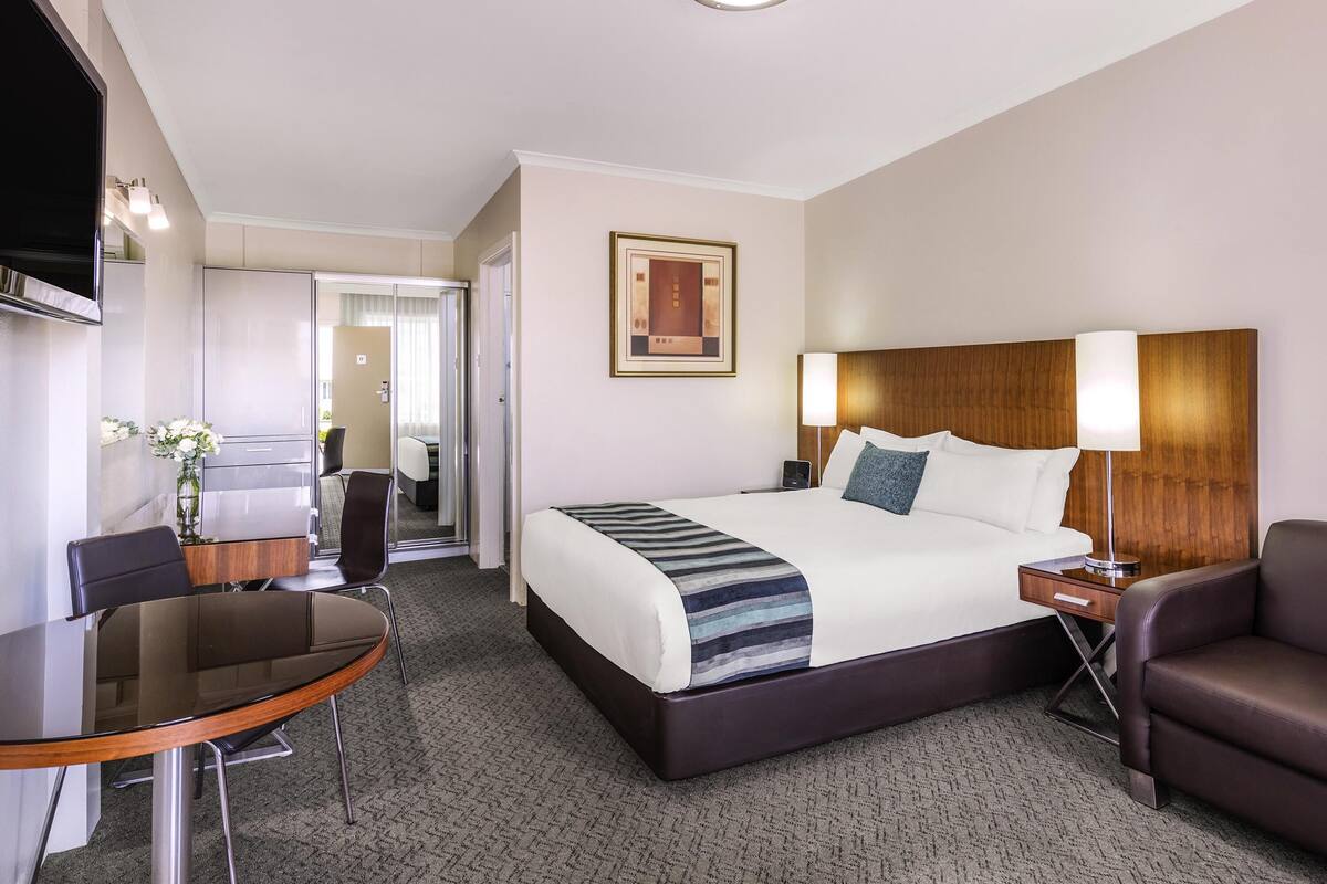 Standard Room, 1 Queen Bed | Egyptian cotton sheets, premium bedding, minibar, in-room safe