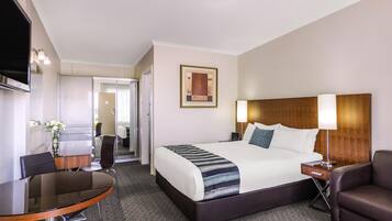 Standard Room, 1 Queen Bed | Egyptian cotton sheets, premium bedding, minibar, in-room safe