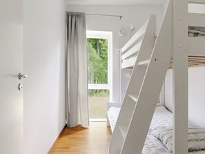 3 bedrooms, desk, Internet