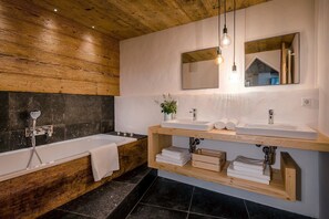 Baignoire, baignoire à jets, sèche-cheveux, serviettes fournies
