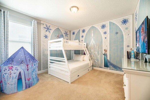 8 bedrooms, iron/ironing board, WiFi, bed sheets - Gleaming Villa with Home Theater at Encore (Kissimmee)