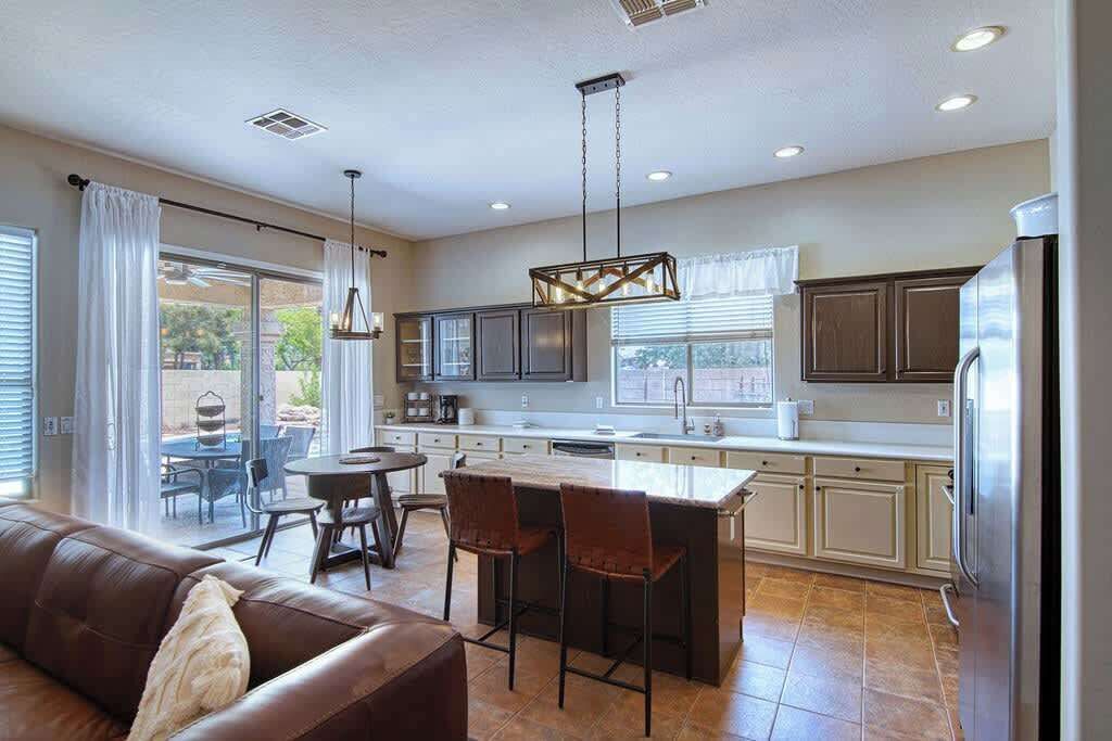 Télévision, livres, chaîne hi-fi, espaces bureaux