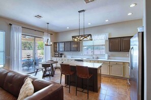 Tv, böcker, en stereo och kontor