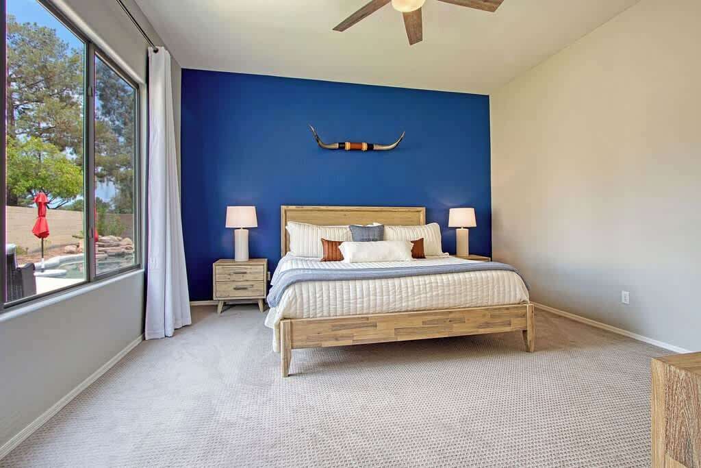 4 habitaciones, escritorio y tabla de planchar con plancha 