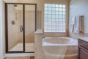 Combined shower/bathtub, hair dryer, towels, soap - Chandler Home, Heated Pool, Putting Green, Firepit (Chandler)