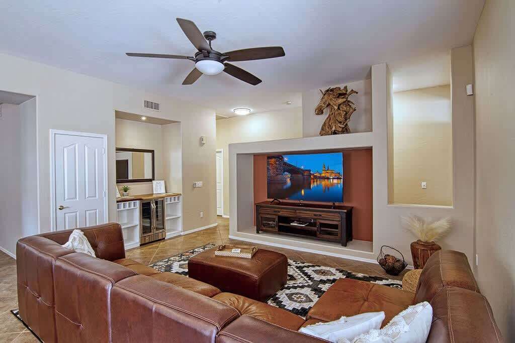 Smart-TV, Tischtennisplatte, Bücher, Stereoanlage