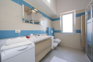 Suihku, hiustenkuivaaja, bidee, pyyhkeet