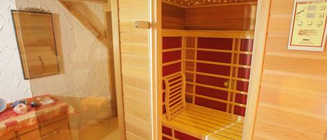 Un sauna aux murs en bois et au plancher à lattes.