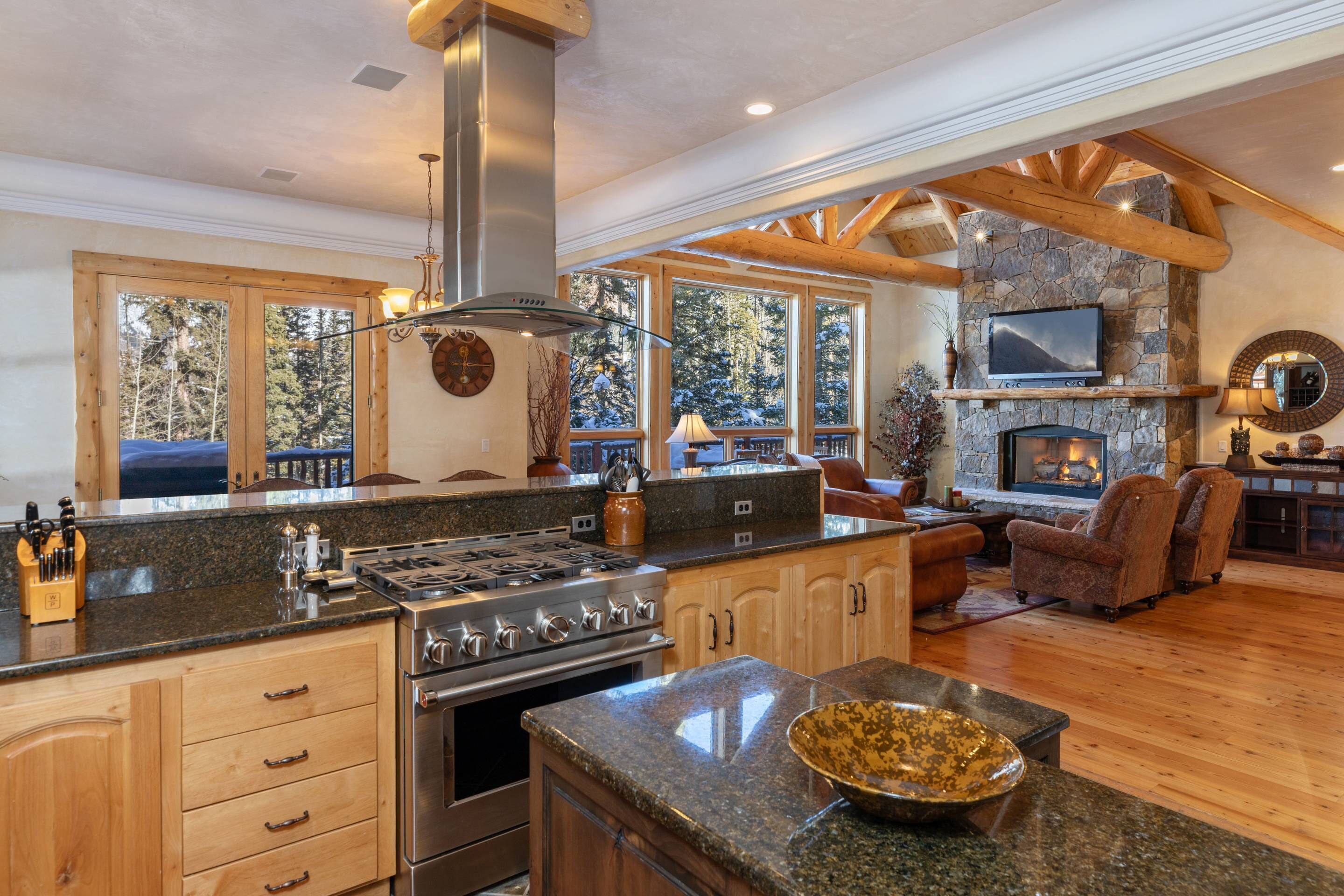 Réfrigérateur, micro-ondes, lave-vaisselle, cafetière/bouilloire