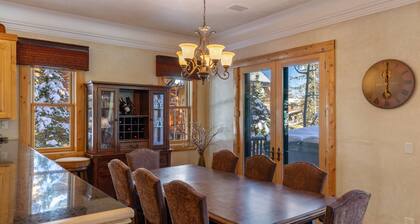 Spruce Splendor - Easy Ski Access - Private Hot Tub