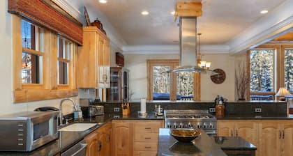 Spruce Splendor - Easy Ski Access - Private Hot Tub