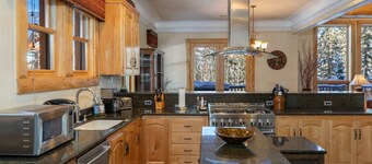 Spruce Splendor - Easy Ski Access - Private Hot Tub