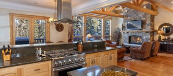 Spruce Splendor - Easy Ski Access - Private Hot Tub