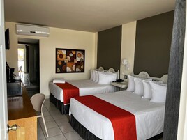 Escritorio, espacio para trabajar con laptop y wifi gratis